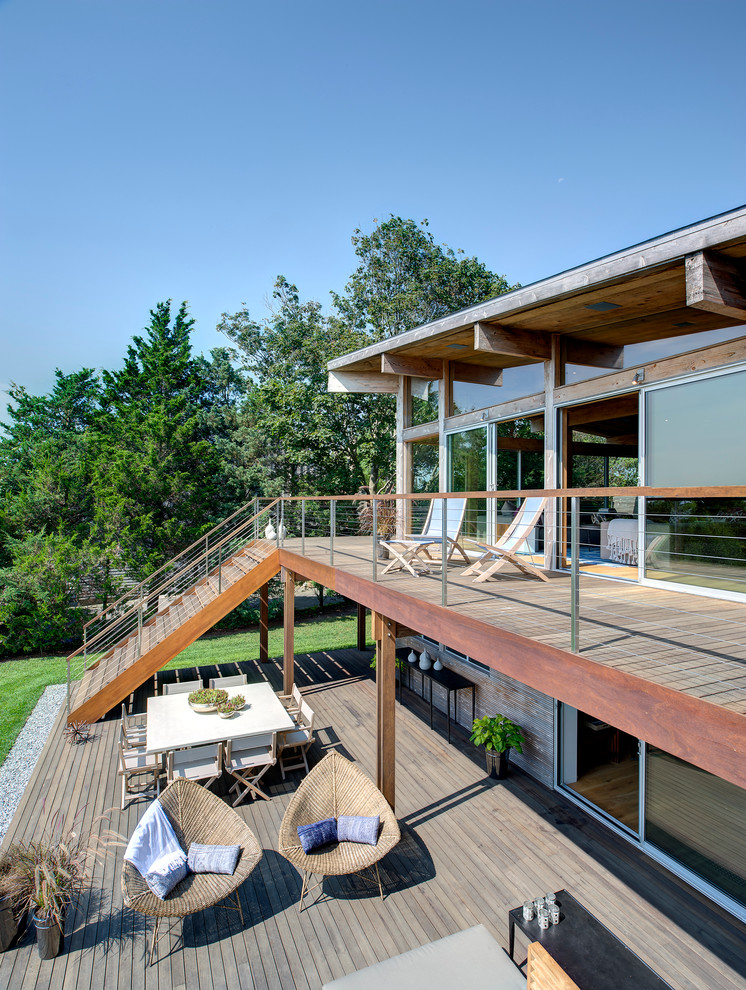 Exterior Design Ideas for a contemporary backyard deck