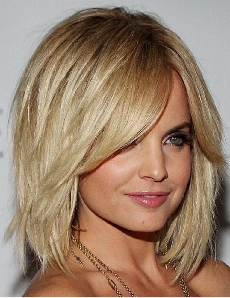 25 Beautiful Medium Length Haircuts For Round Faces » Wassup Mate