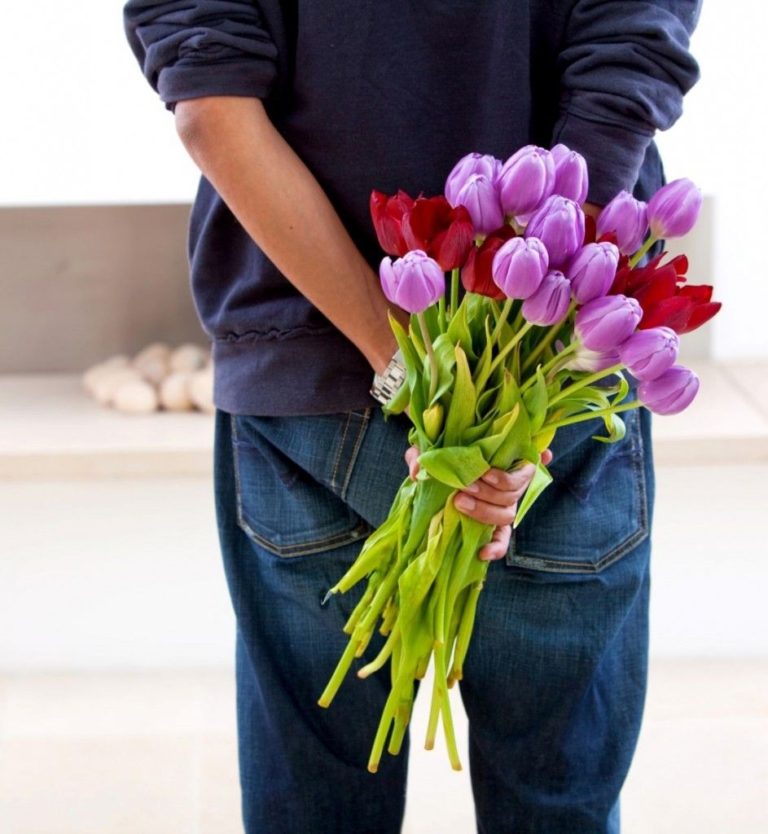 When to Give Flowers to a Friend » Wassup Mate